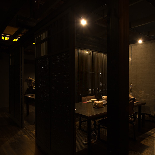 気兼ねなくお食事を楽しんで頂くための配置