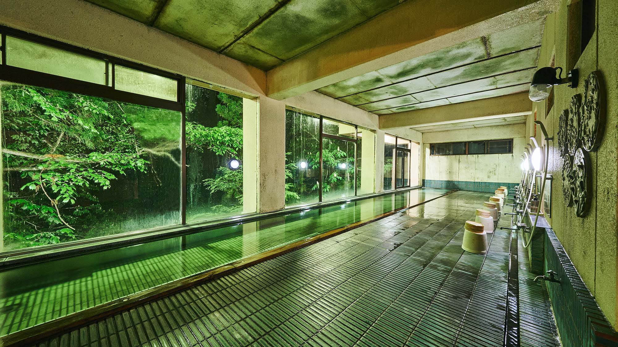・緑が映える大浴場の浴槽