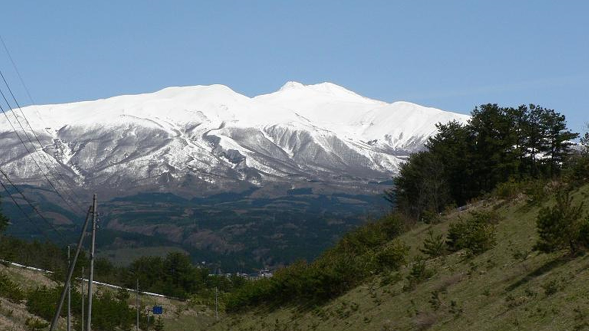 *【鳥海山】山頂に雪が積もる姿が富士山にそっくりな為、出羽富士（でわふじ）とも呼ば れています。