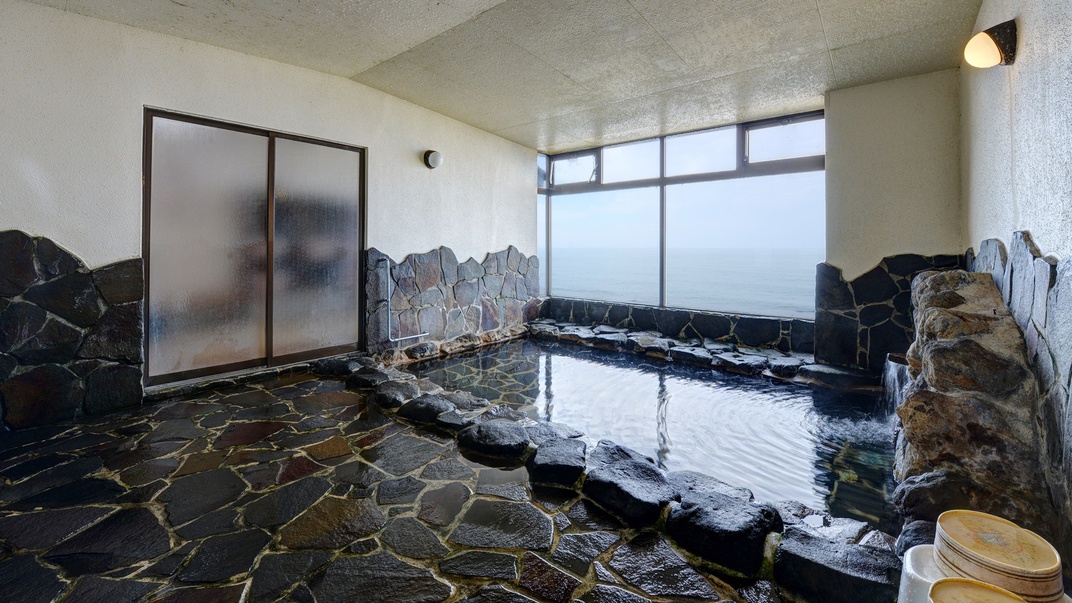 *【大浴場】時には荒波が押し寄せる、迫力満点の日本海も魅力！