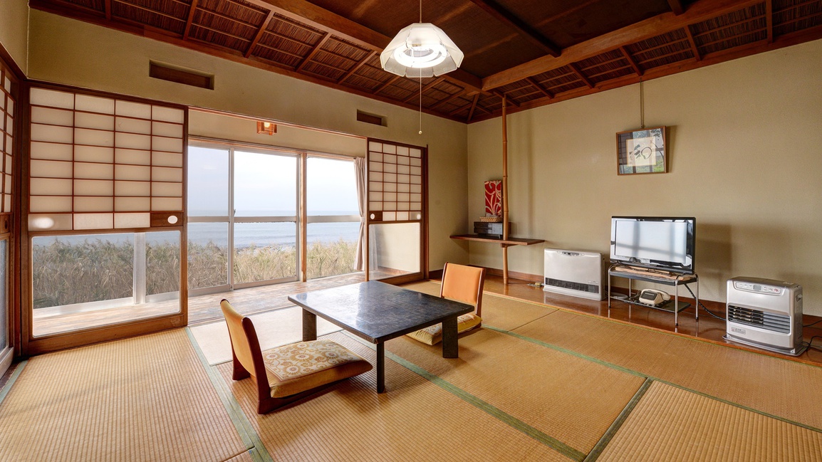 *【和室】お部屋とお風呂の両方で日本海を一望できる、絶景の温泉宿。