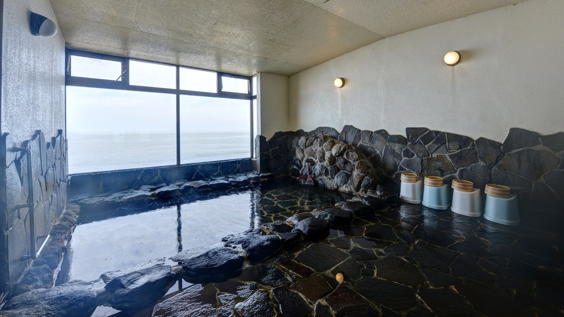 *【大浴場】日本海に沈む夕日を眺めながらの入浴は、格別の一言。