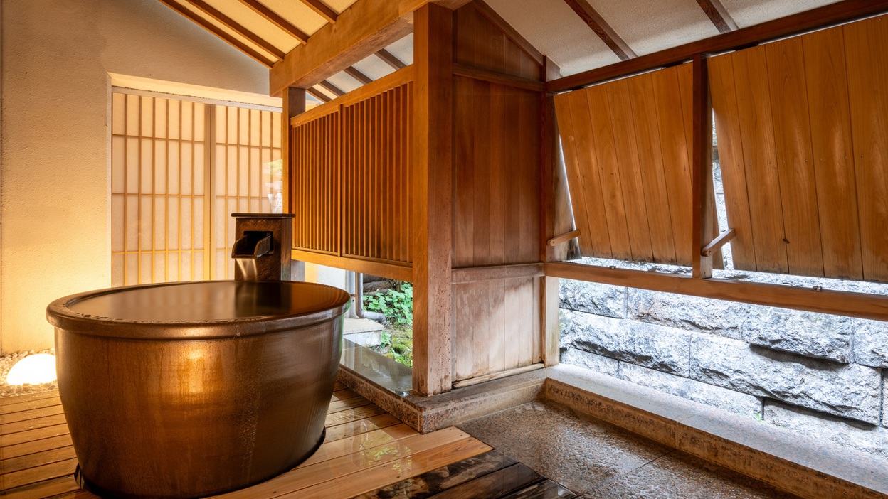 １階【小浴場湯あそび処ゆうじろうの湯】小さい浴場ですが５つの湯舟をお楽しみいただけます。