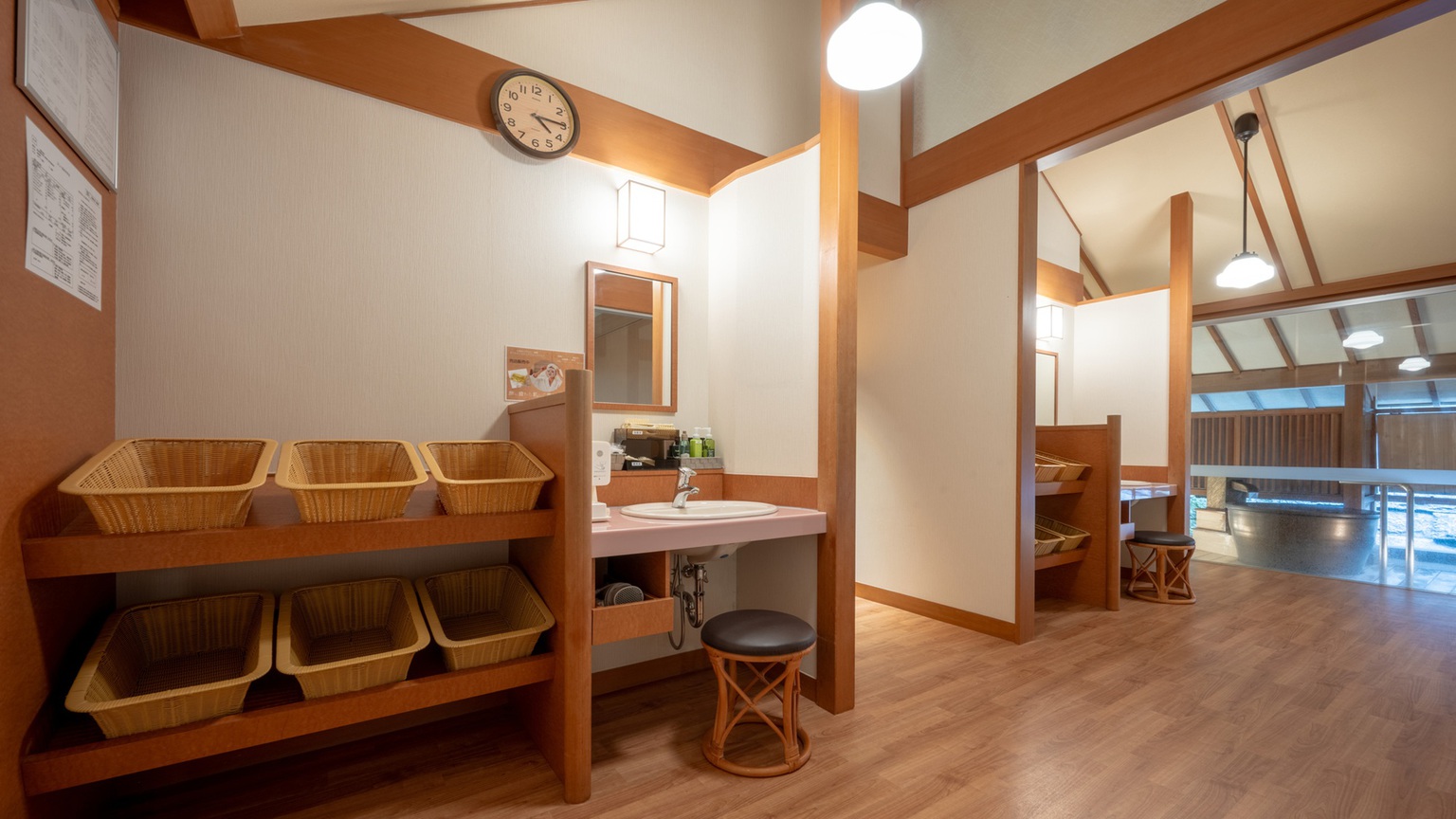 １階【小浴場湯あそび処ゆうじろうの湯】小さい浴場ですが５つの湯舟をお楽しみいただけます。