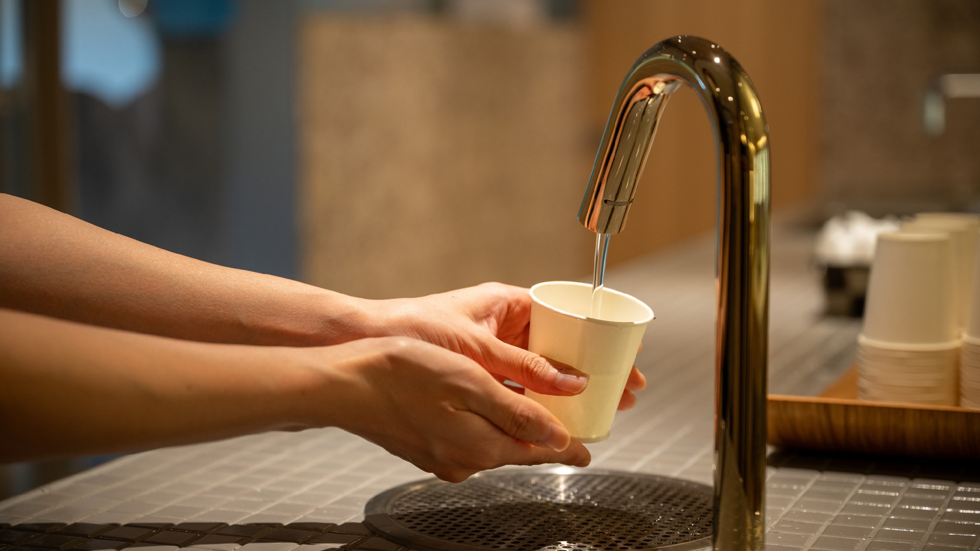 【展望浴場萩姫の湯】ドライルーム深沢の名水で水分補給を