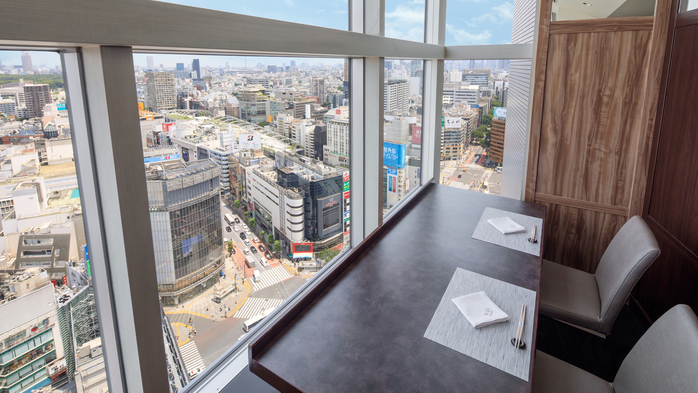 日本料理「旬彩」カウンター席と渋谷スクランブル交差点