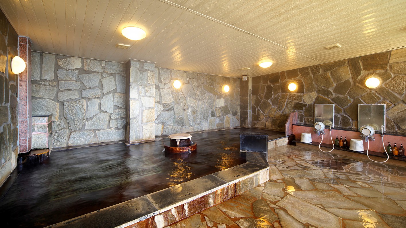 浴室は大理石を使用した重厚な造り。タワー館と入り比べてみて下さい。（本館2階内風呂）