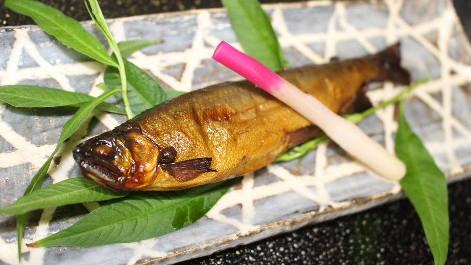 【夏メニュー鮎の甘露煮】新鮮な鮎を丸ごと甘辛く煮込んでいます骨まで柔らかく食べることができます