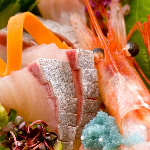 【富山の幸】？天然の生け簀”;と呼ばれる富山湾へは当館から車で30分ほど。新鮮な魚介が自慢です。