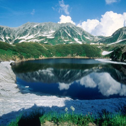【立山黒部アルペンルート】みくりが池水面には美しい立山連峰の姿が写ります。（4月中旬〜11月末）