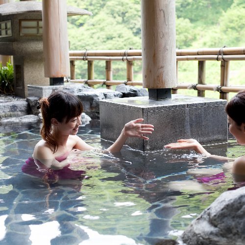 【露天風呂付大浴場】宇奈月温泉は弱アルカリ性のお湯で肌に優しく、体がじんわりと温まってきます。