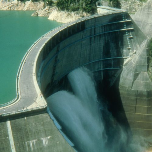 【立山黒部アルペンルート】黒部ダム壮大な歴史と景観を誇る日本一高いダムです。（4月中旬〜11月末）