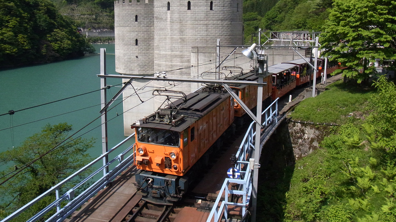 【宇奈月温泉街黒部峡谷鉄道】徒歩10分トロッコ電車に乗ってゆっくりと峡谷美を楽しむことができます