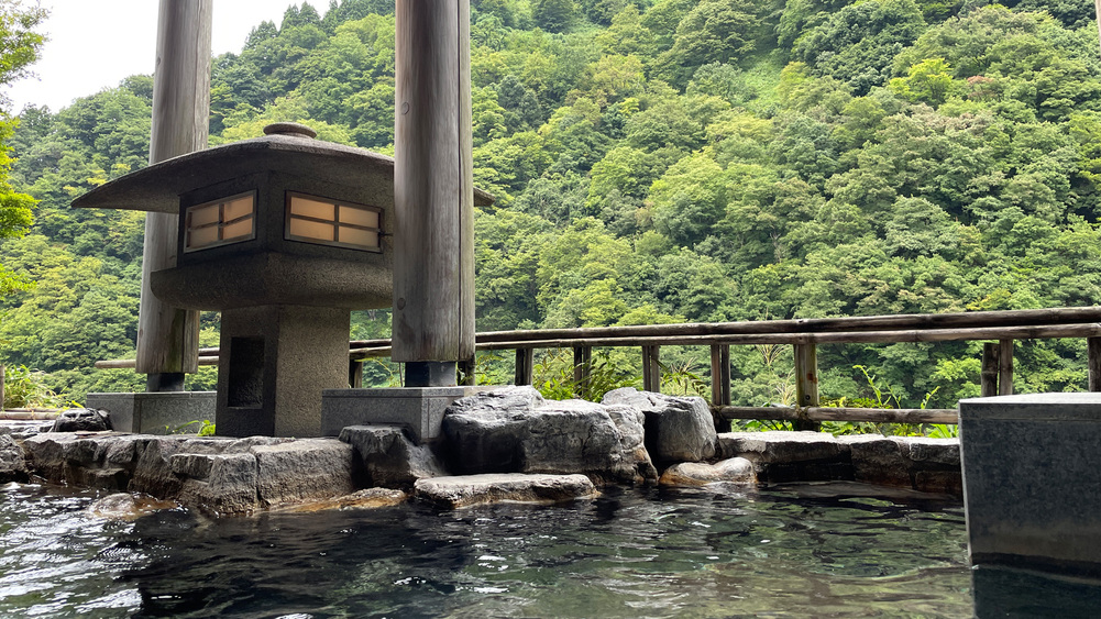 【露天風呂付大浴場渓（たに）の湯】木々の間を抜けてくる風が火照った体にとても気持ちよく感じられます