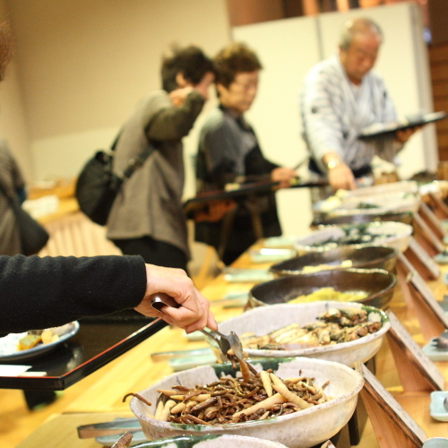 【朝食バイキング】お客様に好評の富山の郷土料理や地元の食材を活かした料理が並ぶバイキングです。