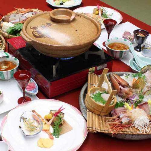 【富山の幸】お肉が苦手な方には海鮮鍋のご用意もございます。味の決め手は延対寺荘特製のお出汁です。