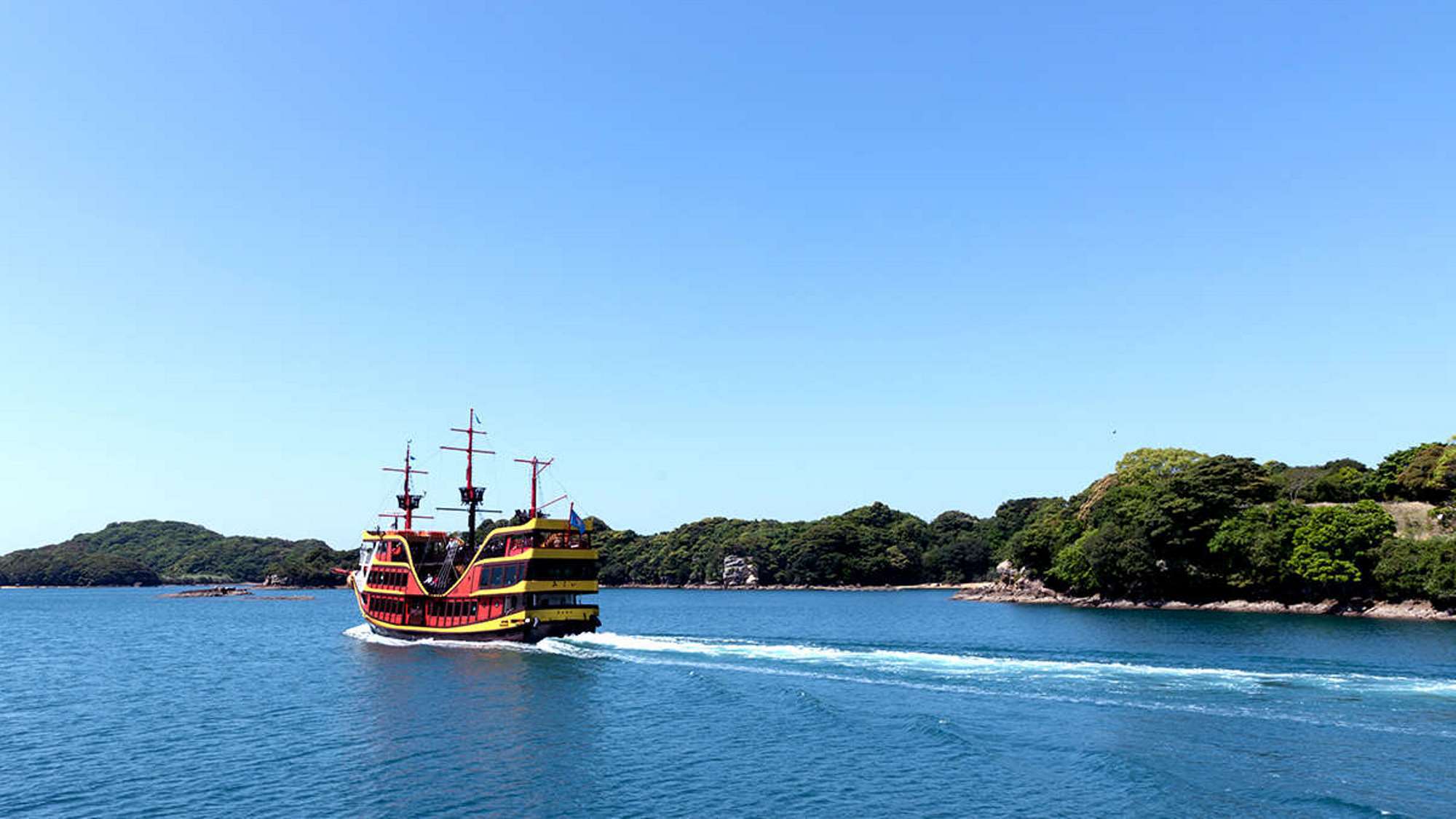 どこまでも青い九十九島の海に連なる白いウェーキ（航跡波）。約50分の海の旅をお楽しみください