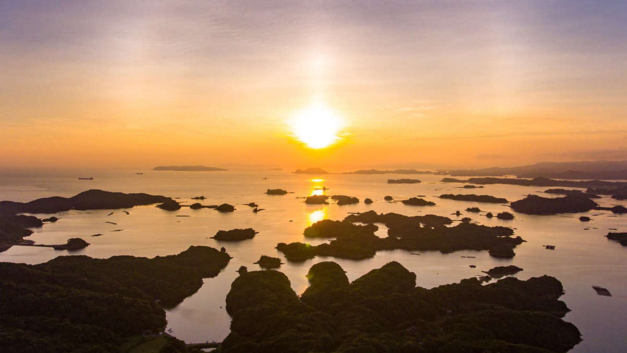 美しい夕日が沈む九十九島の海（佐世保観光コンベンション協会提供）