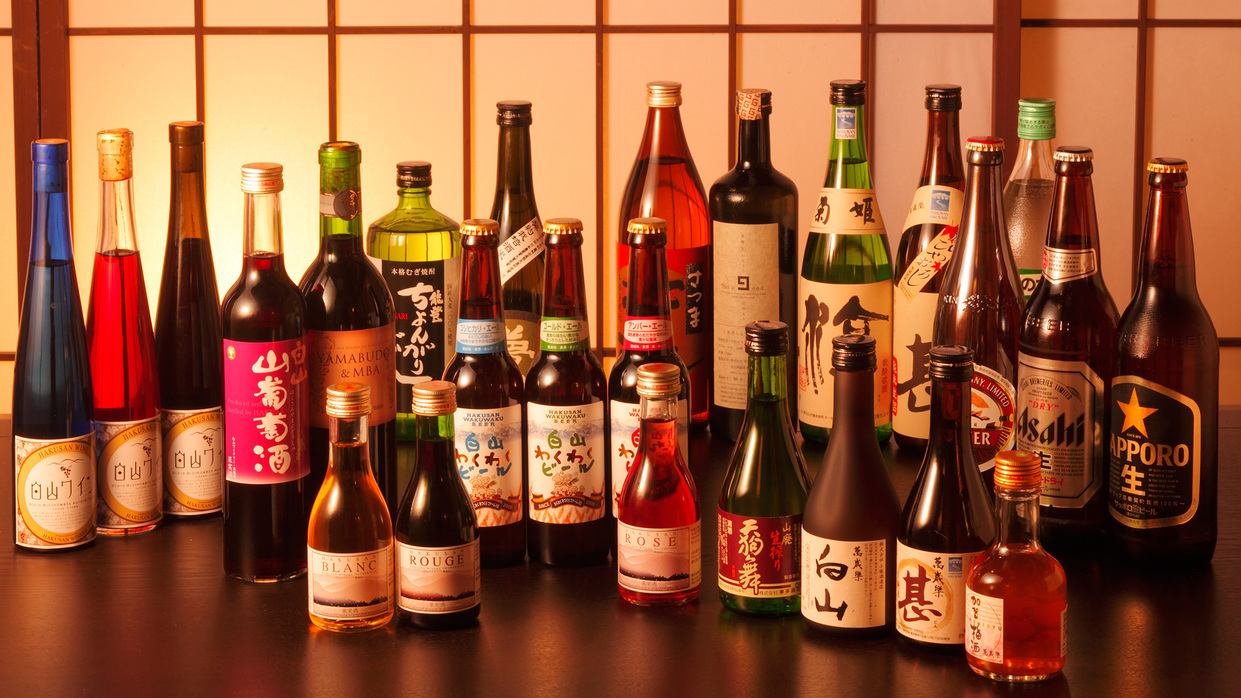 地物のビール、酒、ワインなど各種アルコールにソフトドリンクなど種類豊富な飲料を揃えています