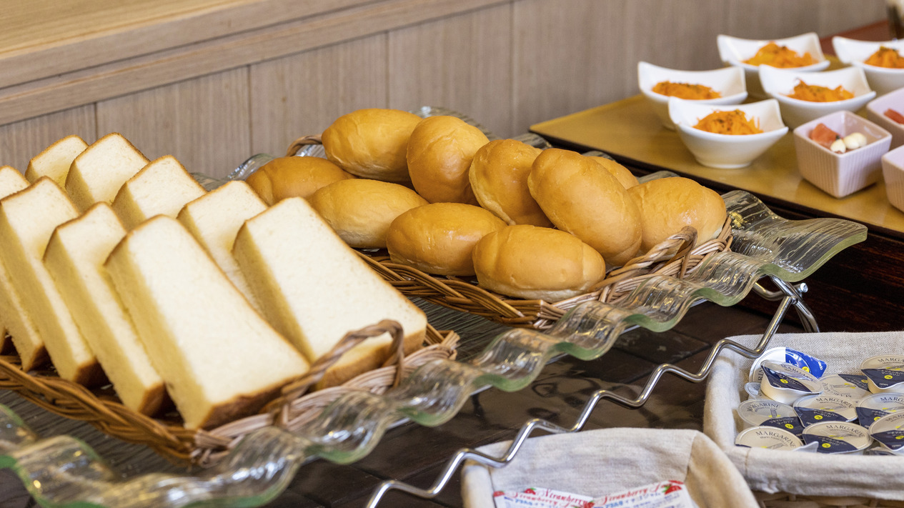 【朝食バイキング】朝の定番！食パン&ロールパン