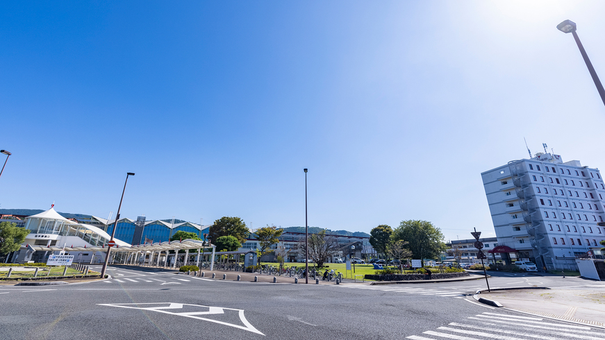 出水駅前（当館は右手）