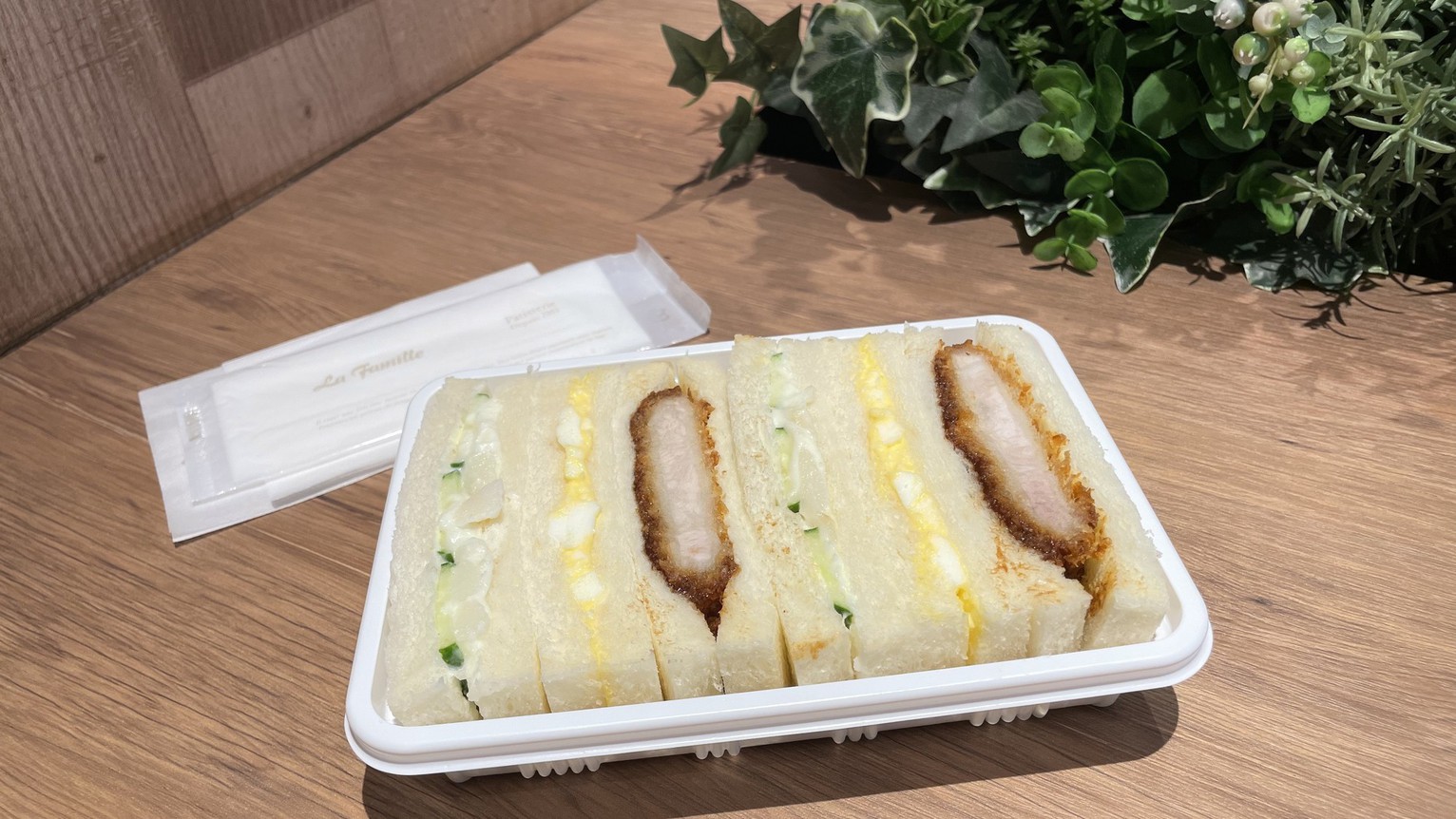 【朝食】地元愛されベーカリーの特製サンドイッチ