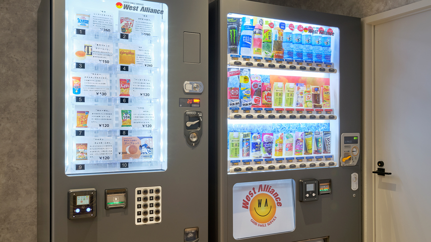 【コワーキングスペース】コワーキングスペースの奥には自動販売機コーナーを設置しております。