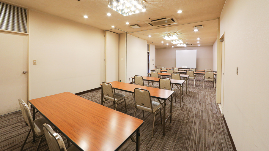 会議室30名様まで収容の小規模会議室を併設しております