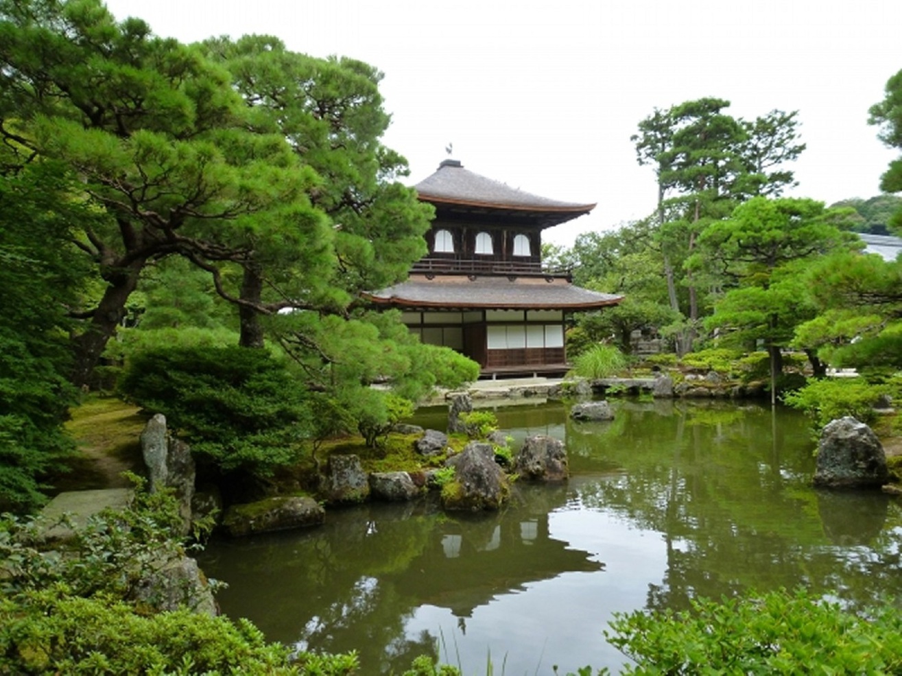 【銀閣寺】市バス（京都駅前-銀閣寺前）約36分。下車後徒歩約5分。