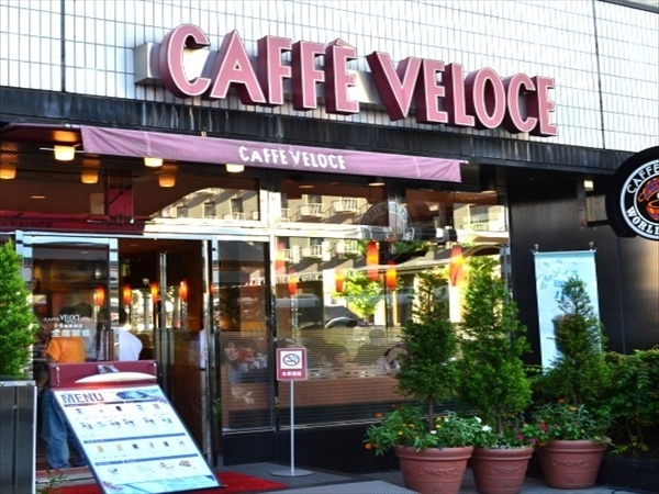 ⑦LAWSONの右隣には【CAFE VELOCE】もあって便利この角を左へ曲がる