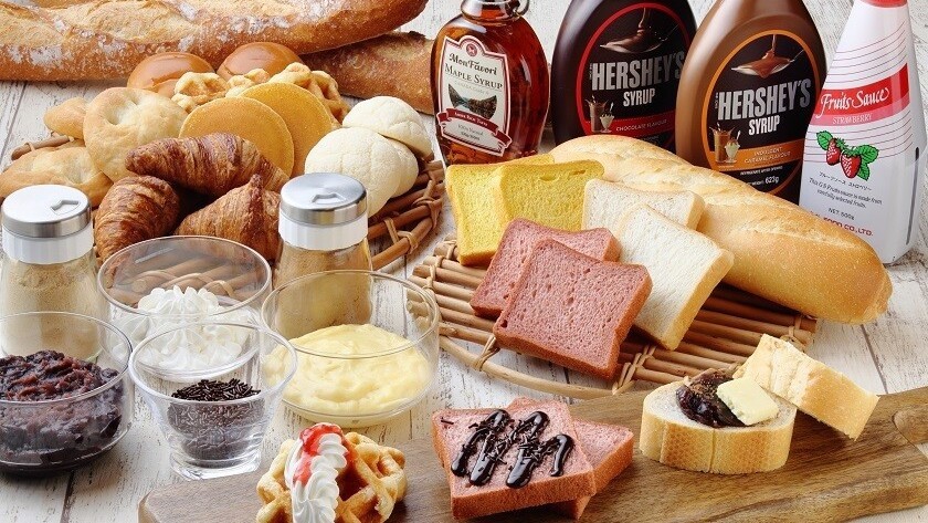 【朝食ビュッフェ】トッピングも充実！パンコーナー。