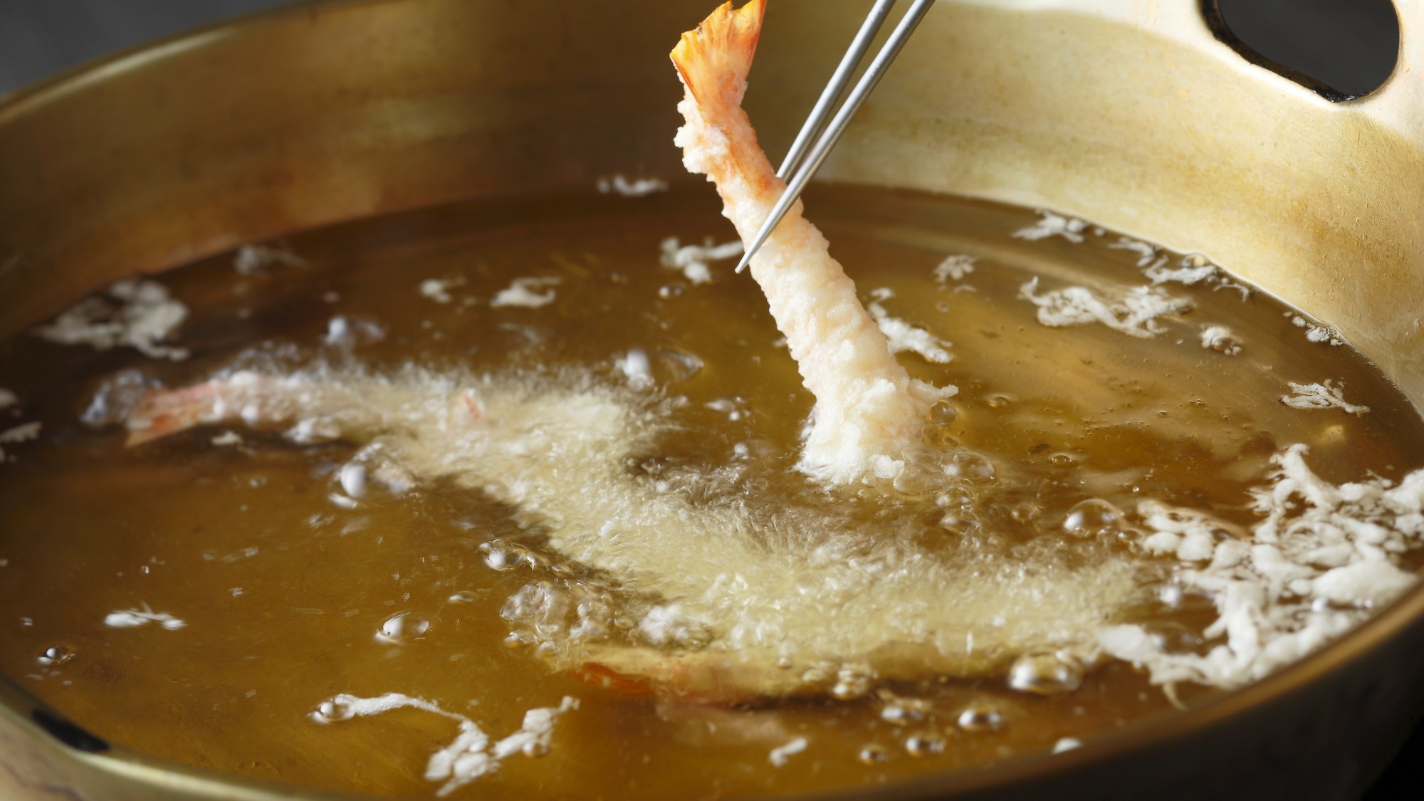 【天麩羅おおみ】料理イメージ揚げたての天麩羅をカウンターでお楽しみください。