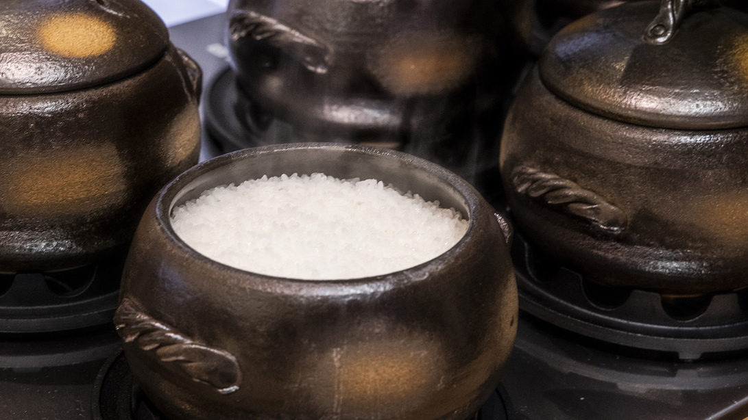 【朝食】 ふっくら炊きたてのご飯をご用意。石川県産こしひかりをお楽しみください。