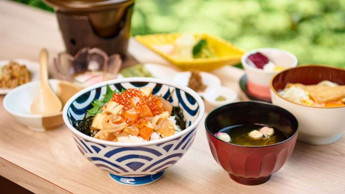 【朝食選べる一品】 「朝から、海のごちそうを丼いっぱい楽しむ海鮮漬け丼」 