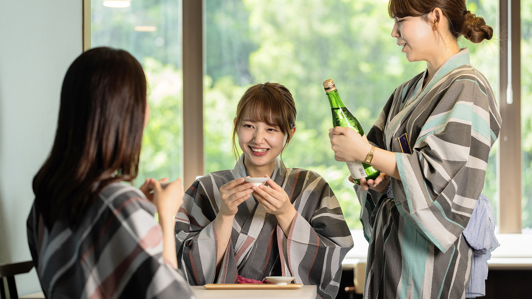 無料サービスのひとつ【地酒飲み比べ】地元の銘酒を自由にどうぞ♪晴れた日には渓谷を眺めながらも