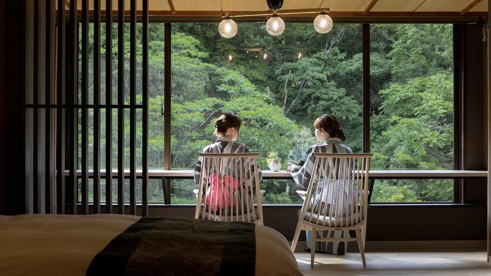 お部屋では、渓流を眺めながらゆったりと。窓一面を覆う深い緑が、まるで森のCafeに来たかのよう。