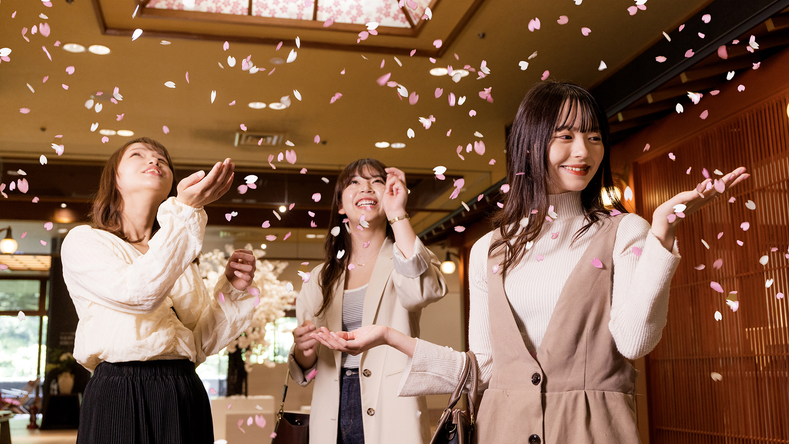 まず出迎えるは、舞い散る桜吹雪。日本の風情を年中楽しんでいただきたい、久兵衛からのサプライズ。
