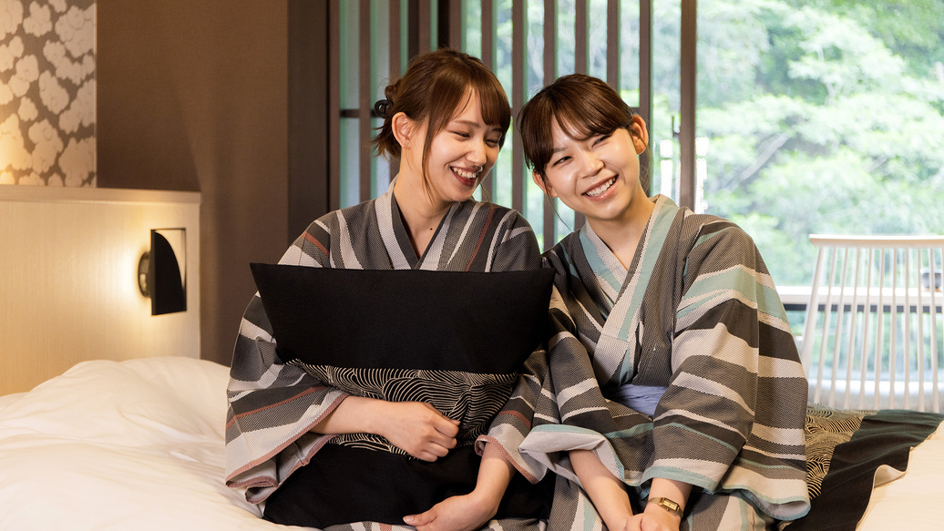 窓の外には山の緑と渓流だけ。非日常へと誘う風景が、「特別な時間」をより際立たせます。