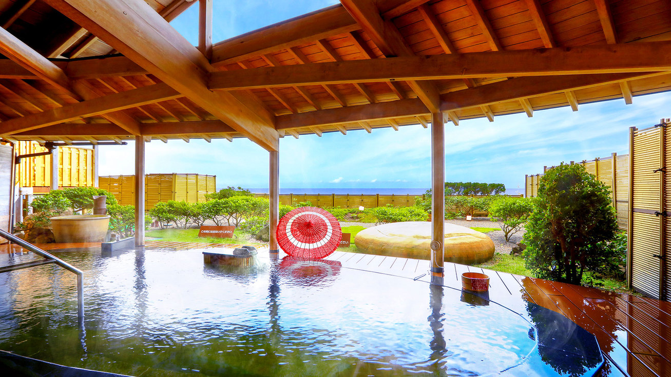 「日本海」男性露天風呂／無色透明のトロっとした塩化物泉は、汗の蒸発を防ぐ保温効果があります。