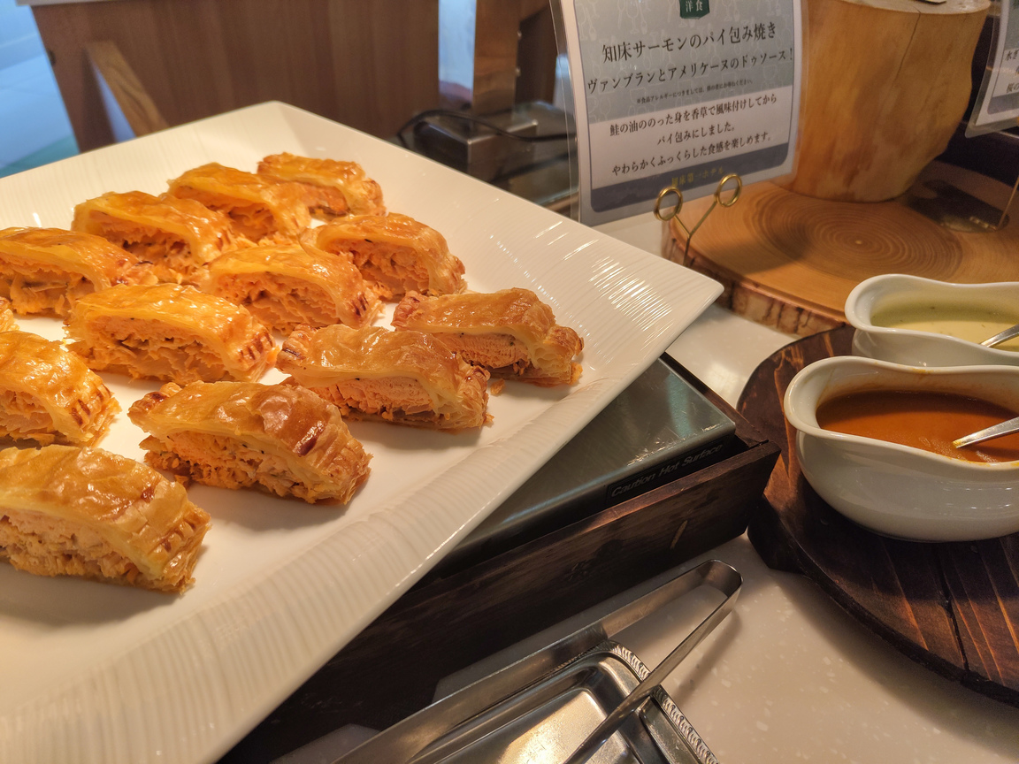 【夕食マルスコイバイキング】2023年春メニュー「知床サーモンのパイ包み焼き」