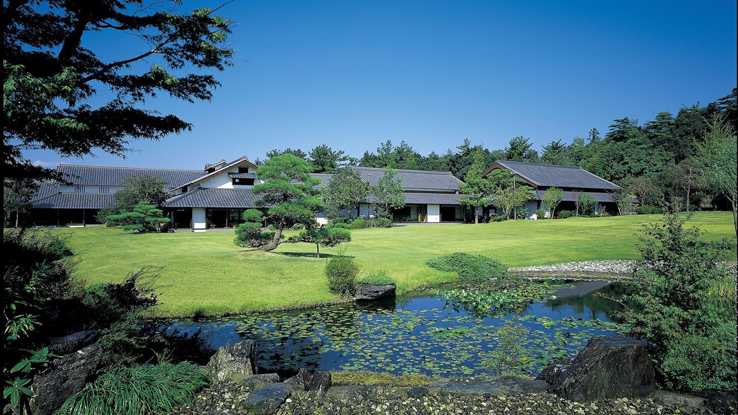 庭園からの本館