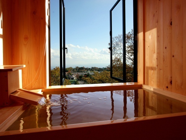 桧の香り漂う客室展望風呂。 海を眺めてゆったりと