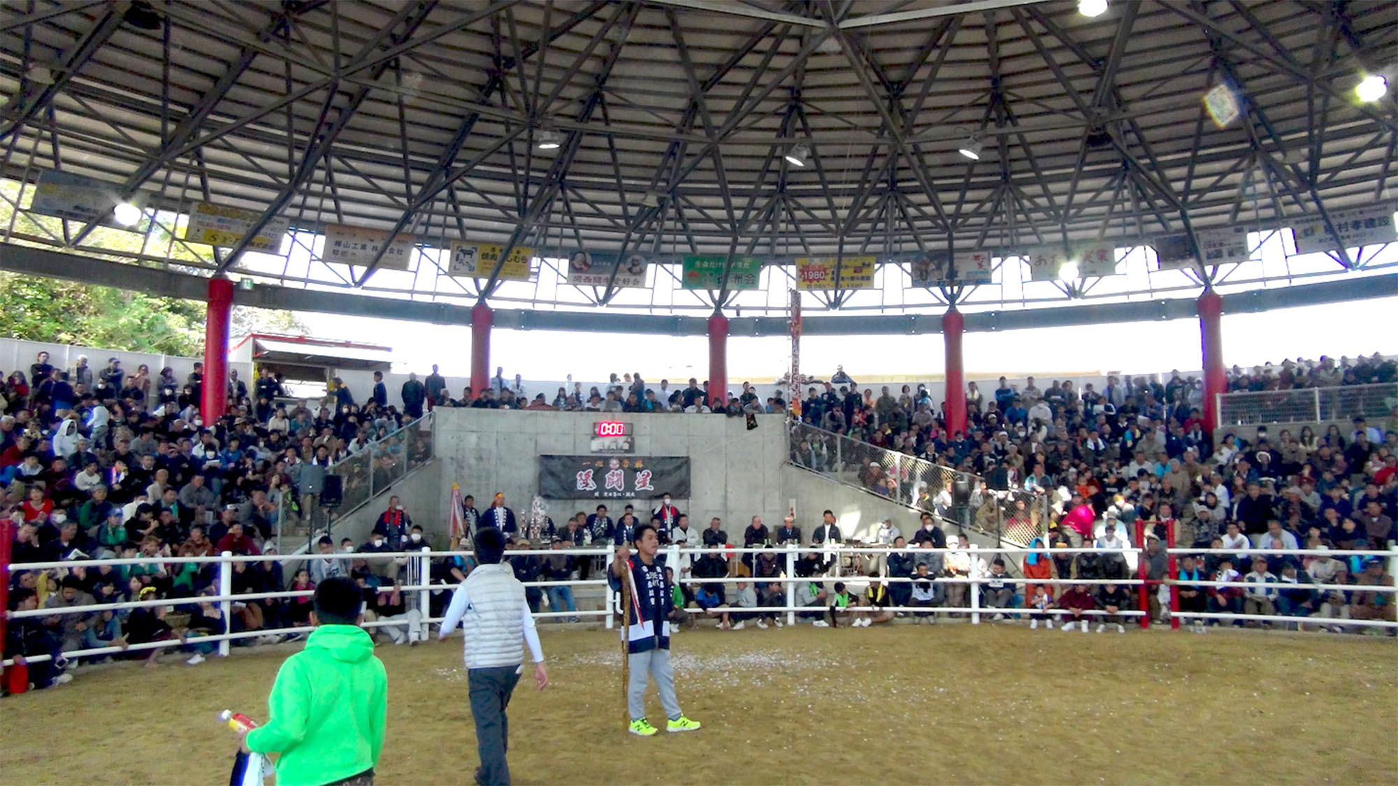 ・天井のある全天候型ドームで闘牛大会が開催されます