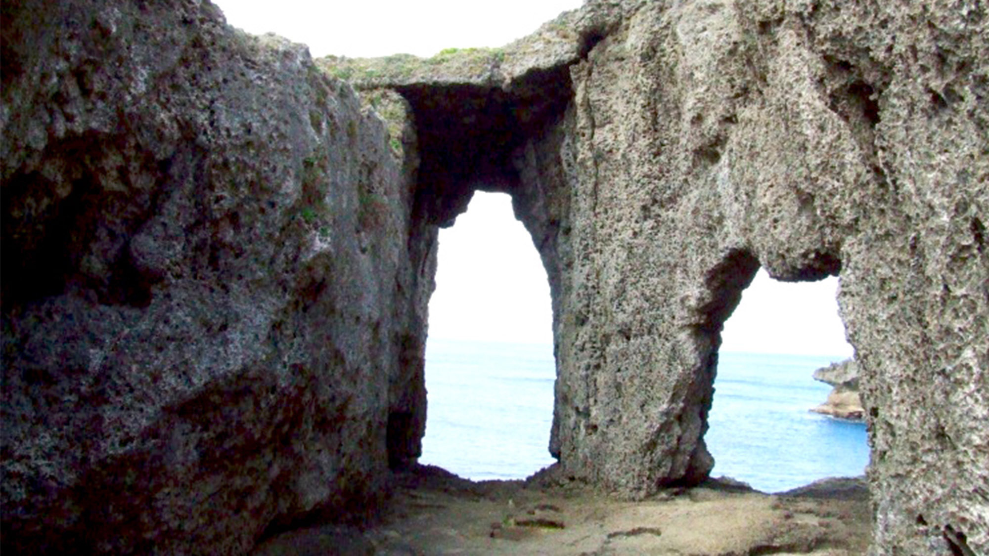 ・犬の門蓋（いんのじょうふた）この海岸一帯には奇岩や断崖が多く見られます
