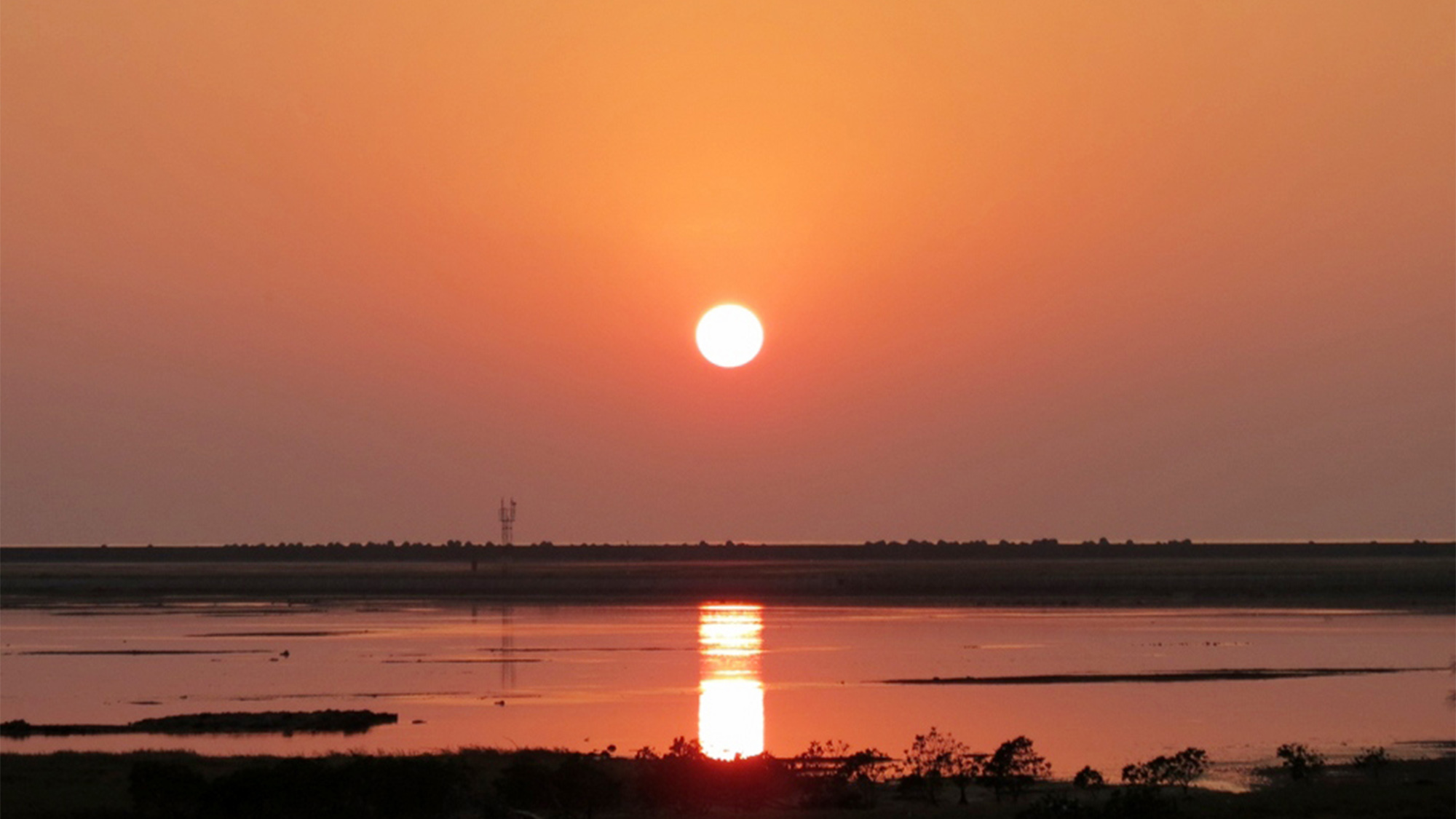 ・冬の夕陽をのんびり眺められるのは温暖な徳之島ならでは