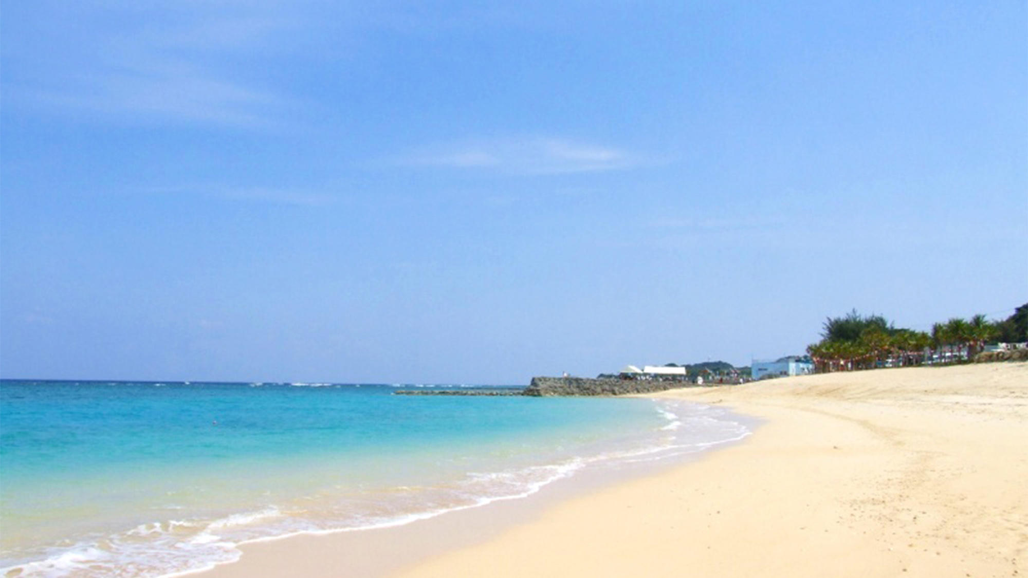 ・与名間ビーチ：真っ白な砂浜と青く透き通る海