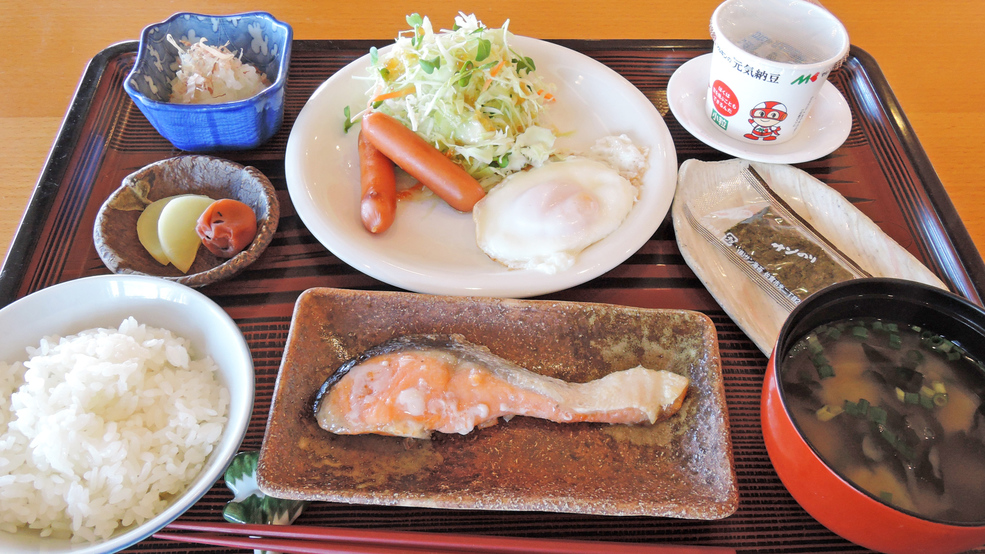 *【朝食】焼き鮭、目玉焼き・・・旅館定番の朝食メニューをお召し上がりください。