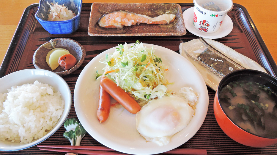 *【朝食】焼き鮭、目玉焼き・・・旅館定番の朝食メニューをお召し上がりください。