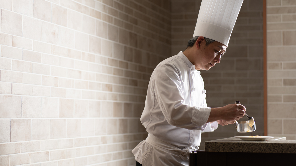 【朝食】ライブキッチンでは具材とソースが選べるオムレツを提供しています