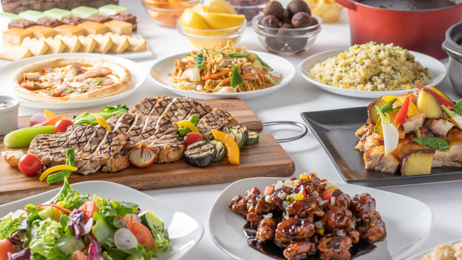 【昼食】週末はランチブッフェを開催。週替わりメニューもご用意しております